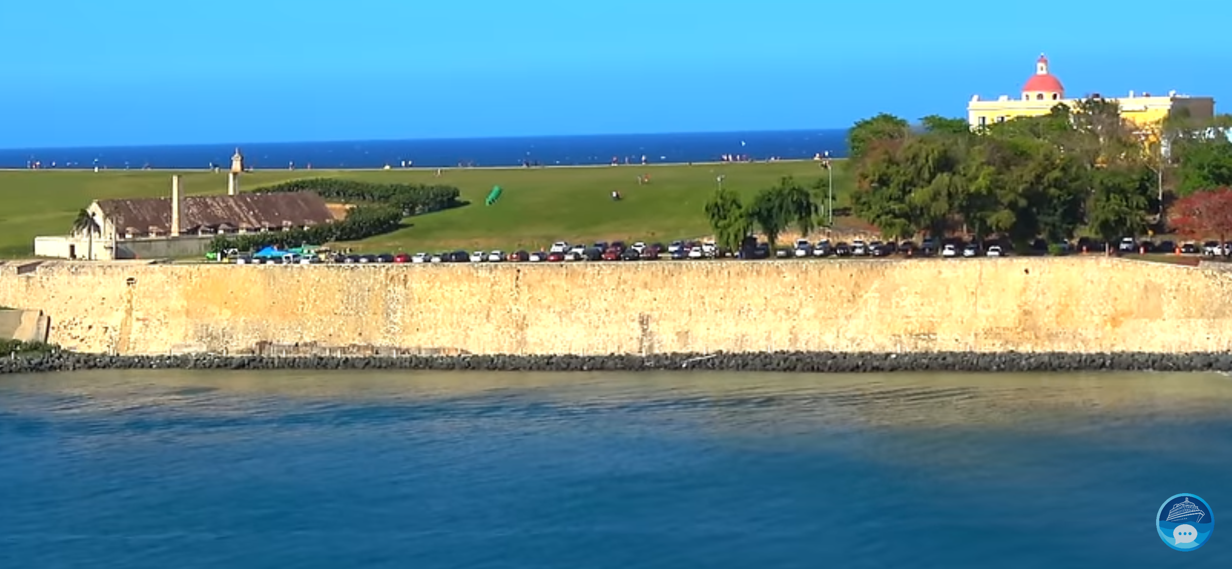 El lote frente al Morro visto desde la bahía hoy, con carros estacionados en la grama