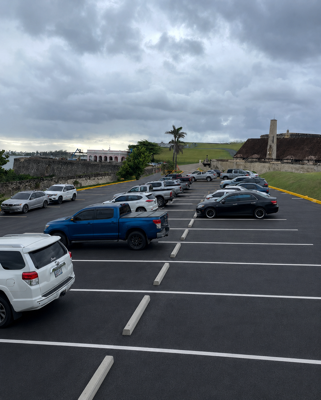 El mismo lote pavimentado por completo como estacionamiento permanente de asfalto