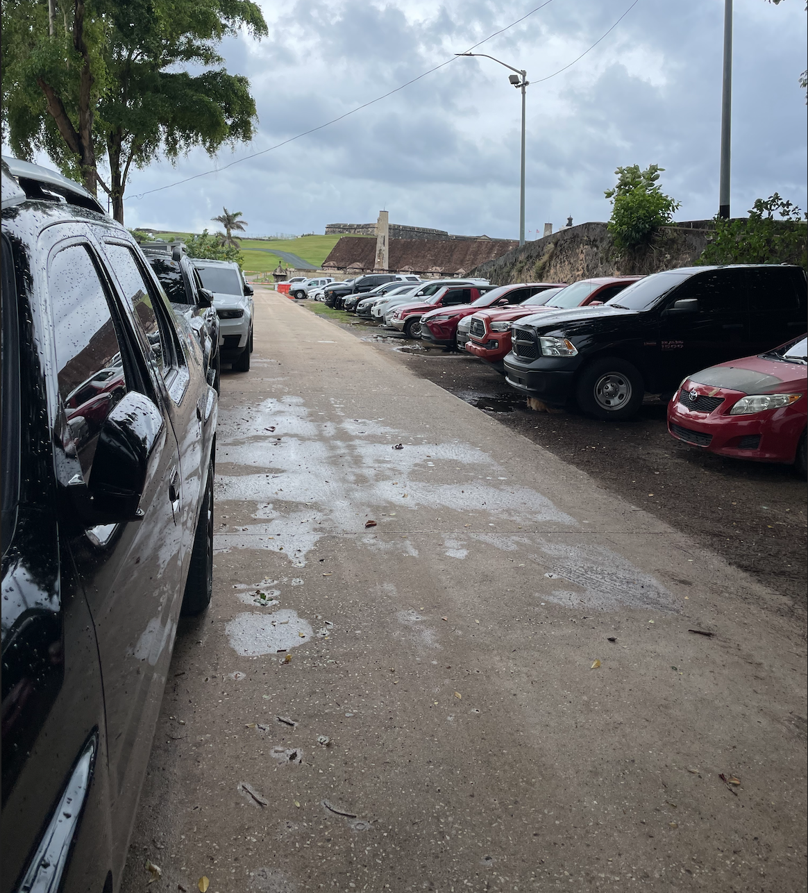 Fila de carros estacionados frente al Castillo de San Cristóbal
