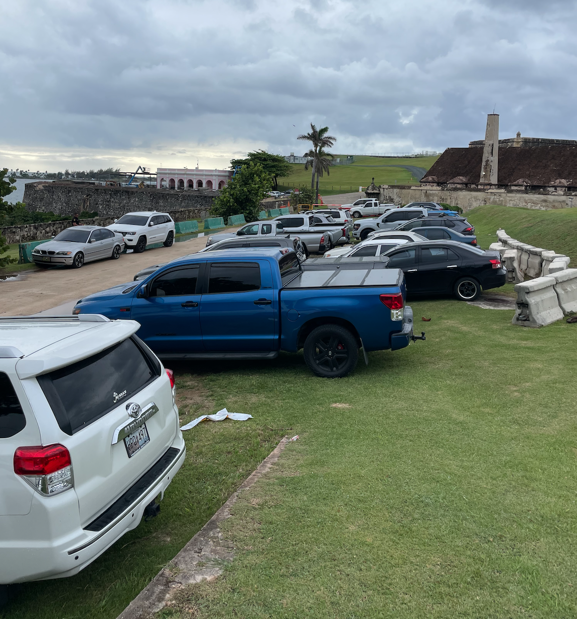 Estacionamiento informal con vista al mar junto al Morro
