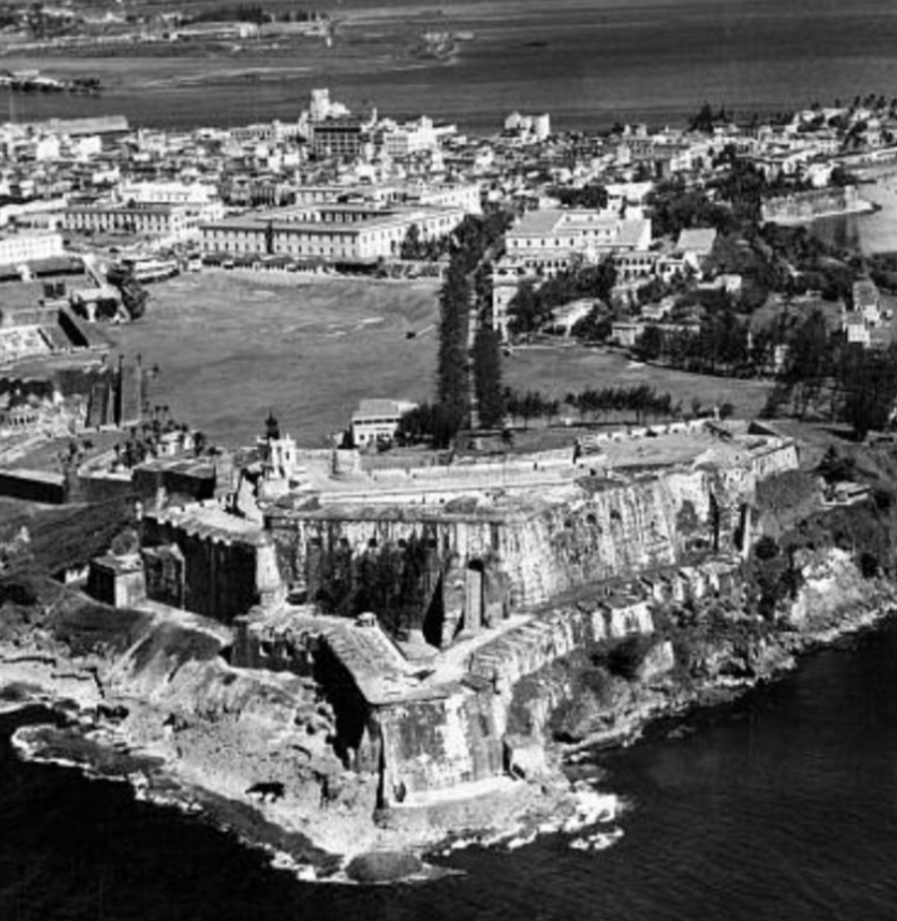 Vista aérea histórica del Castillo El Morro y el campo verde sin carros