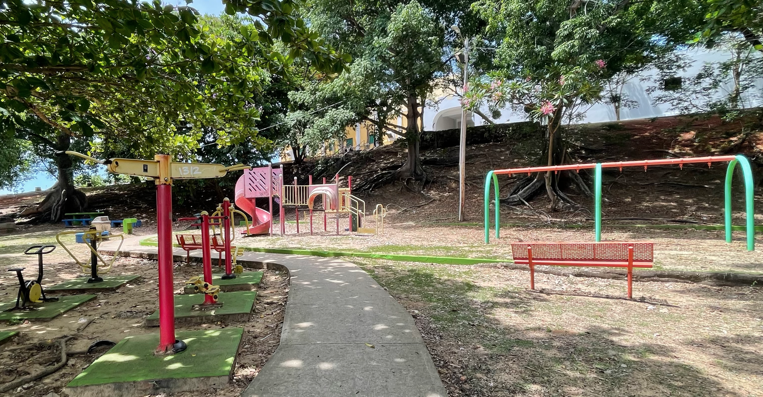 Parque del Viejo San Juan completamente destruido y abandonado, sin columpios ni máquinas de ejercicio funcionales