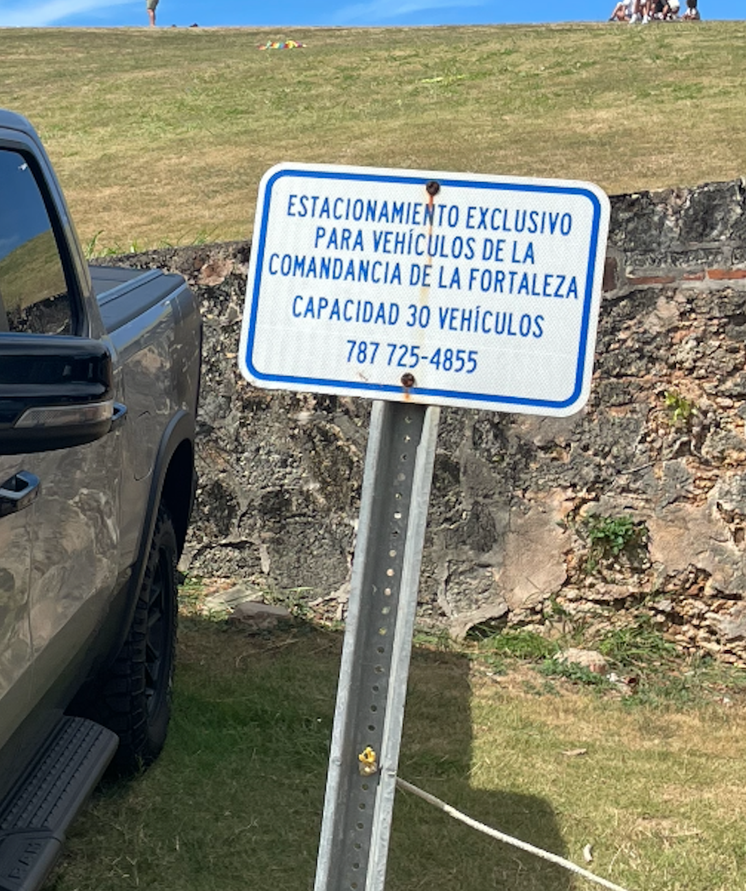 Rótulo: Estacionamiento exclusivo para vehículos de la Comandancia de la Fortaleza, capacidad 30 vehículos